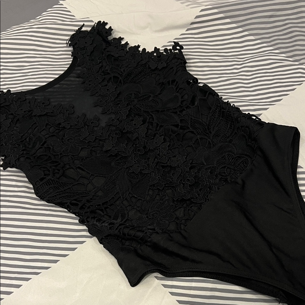 Gorgeous lace bodysuit with flower appliqué size M